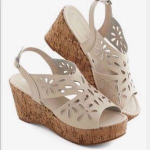 NatureBreeze Stack Sandals Size 8 - EUC